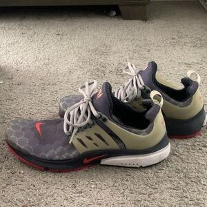 Nike Men's Gray and Red Sneakers